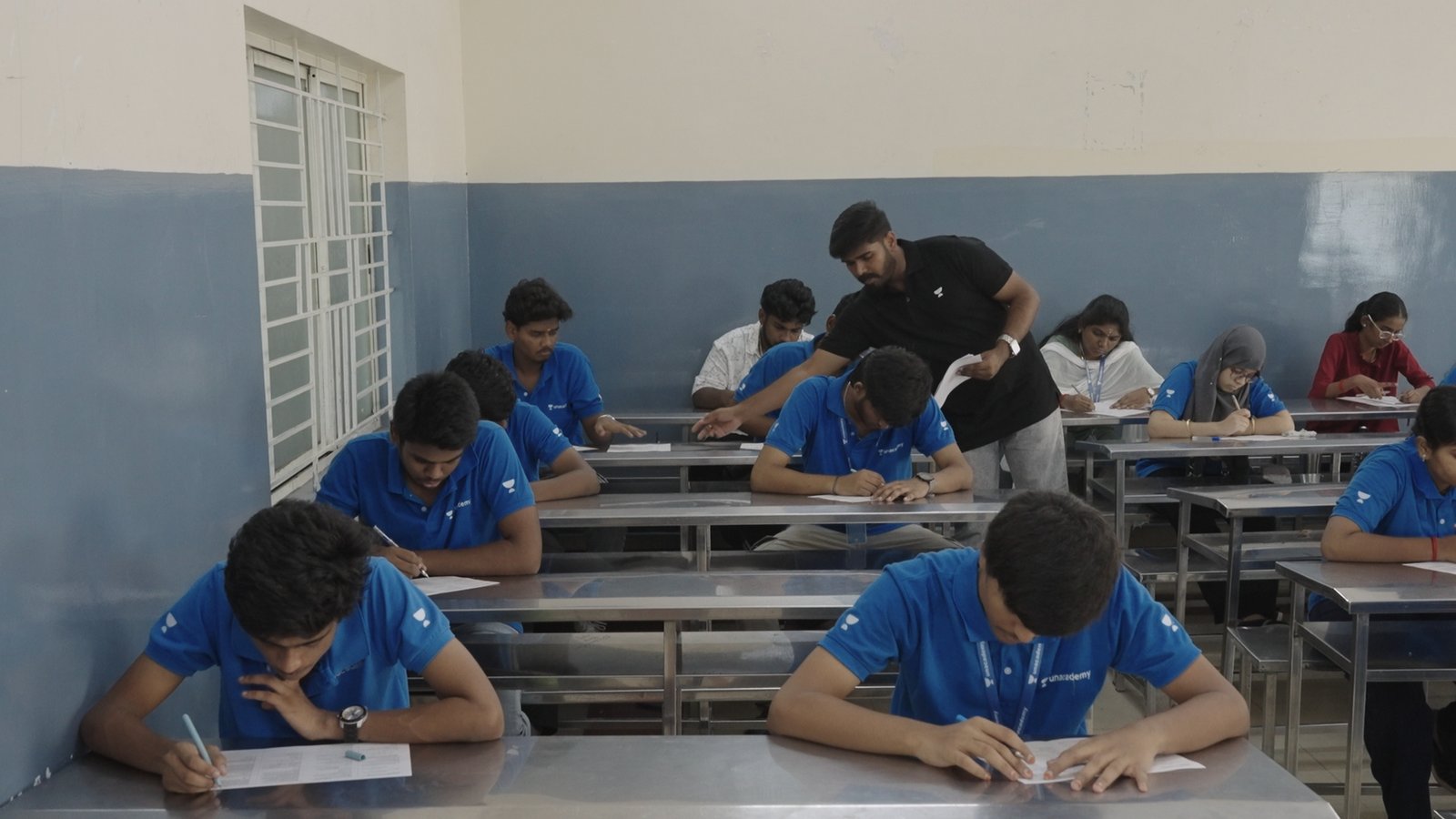 Smart classroom with interactive board