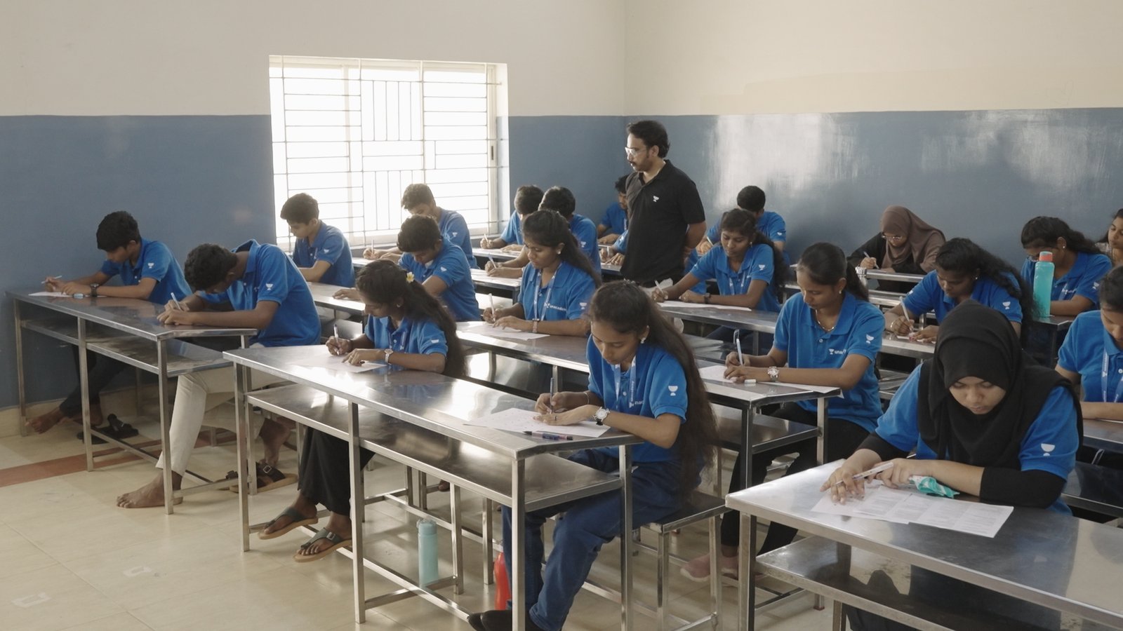 Smart classroom with interactive board